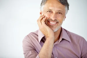 Portrait eines Mannes mit strahlend weißen Zähnen nach Veneers Behandlung