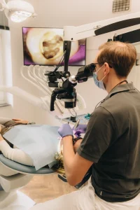 Zahnarzt Dr Kottman bei der Behandlung