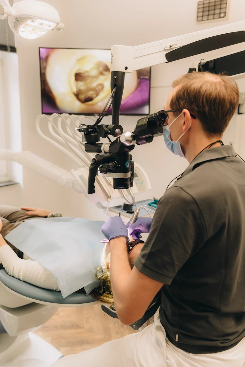 Zahnarzt Dr Kottman bei der Behandlung